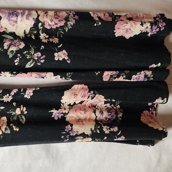 Polly & Ester large yoga pants in black and floral print that flare at the botto - Picture 2 of 3